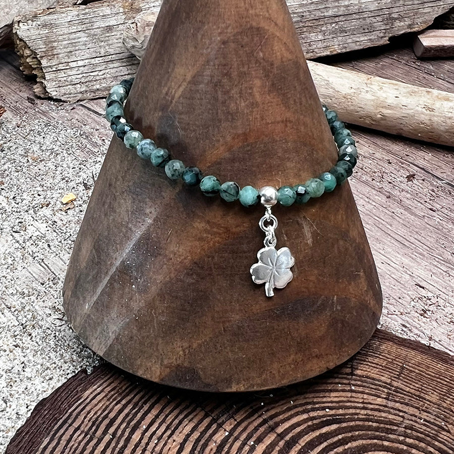 Bracelet femme POISON IVY – perles d’émeraude facettées, pendentif trèfle et argent 925