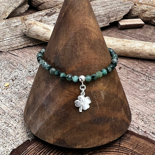Bracelet femme POISON IVY – perles d’émeraude facettées, pendentif trèfle et argent 925