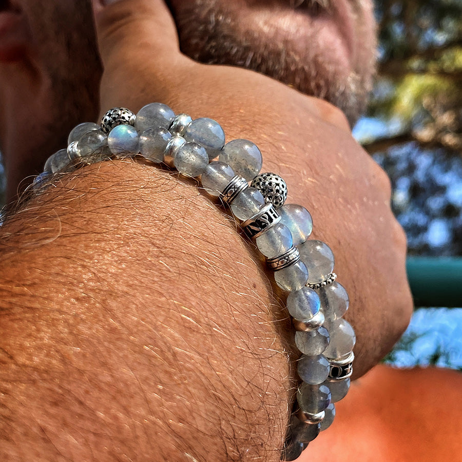 HOOK ON ME BRACELET HOMME EN PERLES DE LABRADORITE ARC EN CIEL INTERCALAIRE ET FERMOIR EN ARGENT 925