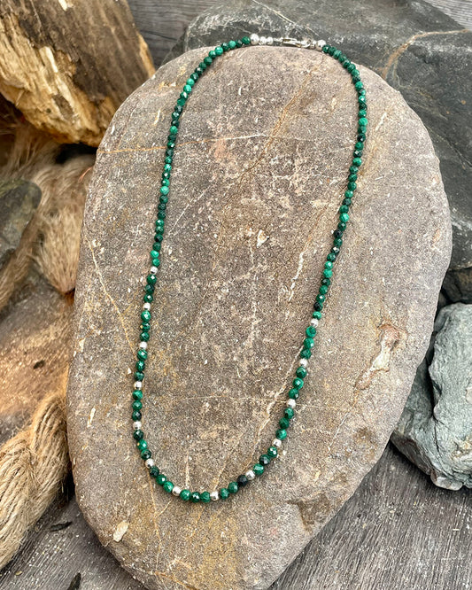 VELVET COLLIER EN PERLES DE MALACHITE ET ARGENT 925