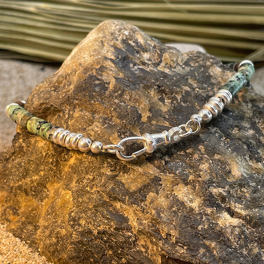 NAZARÉ BRACELET SURFEUR EN PERLES HEISHI AVEC INTERCALAIRES ET FERMOIR EN ARGENT 925