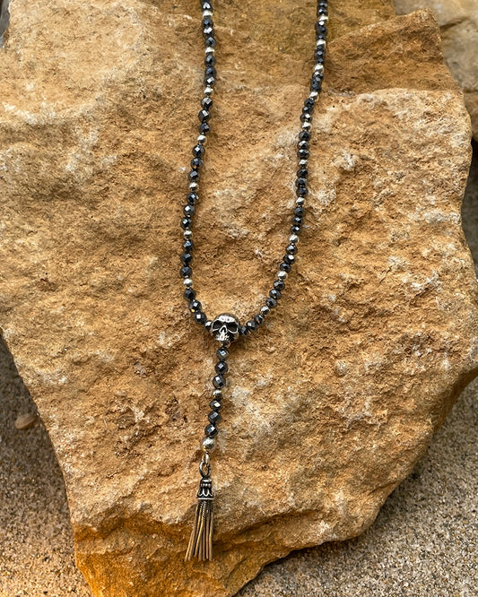 PARTY GIRL COLLIER SAUTOIR EN Y EN PERLES DE SHUNGITE ET PENDENTIF TÊTE DE MORT ET POMPON EN ARGENT 925