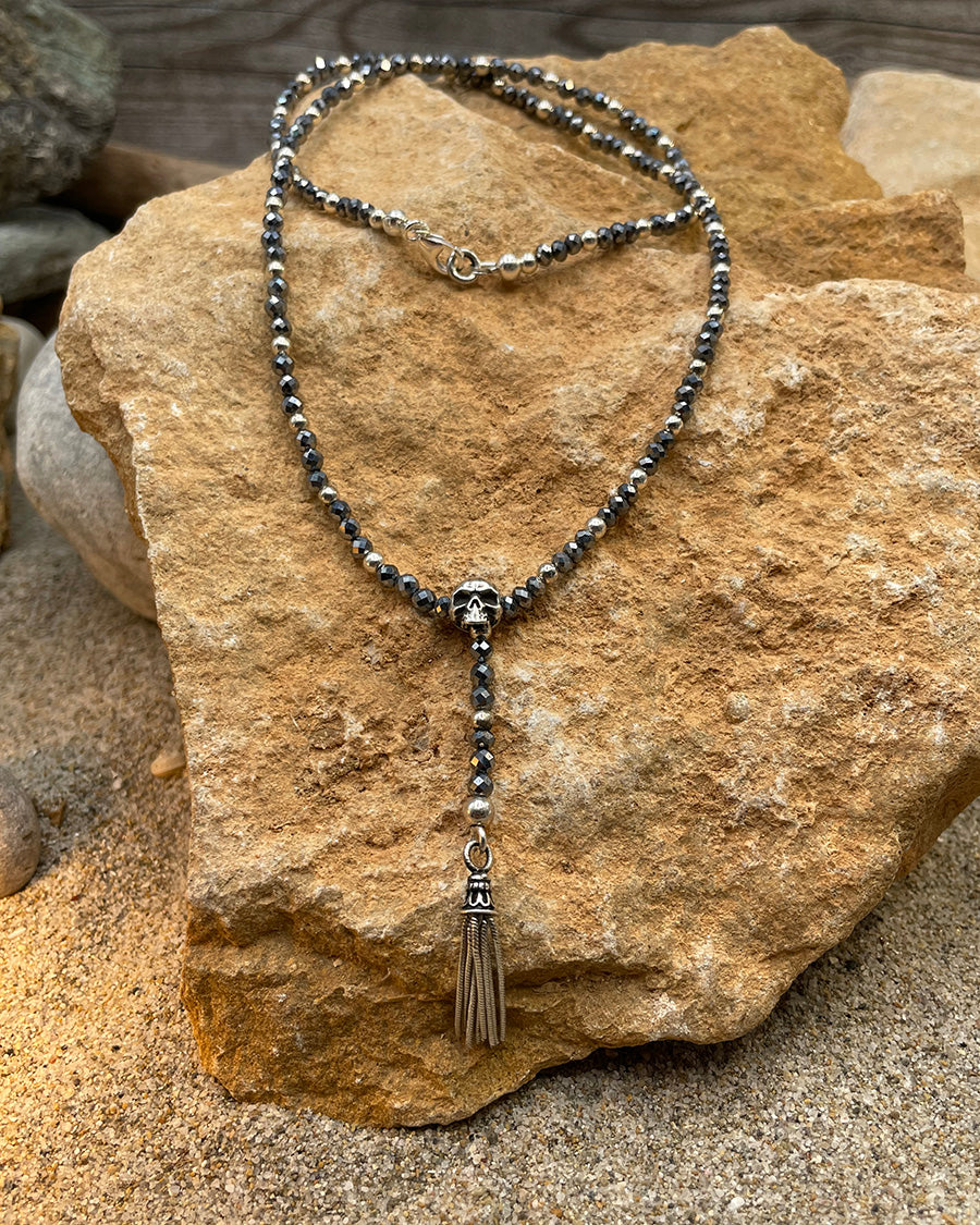 PARTY GIRL COLLIER SAUTOIR EN Y EN PERLES DE SHUNGITE ET PENDENTIF TÊTE DE MORT ET POMPON EN ARGENT 925