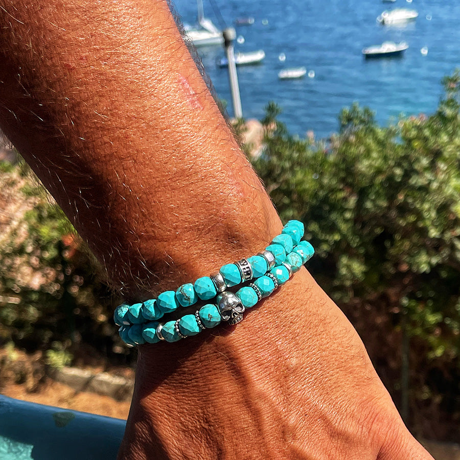 CRUNK BRACELET HOMME EN PERLES CARRÉES DE TURQUOISES INTERCALAIRE TÊTE DE MORT EN ARGENT 925