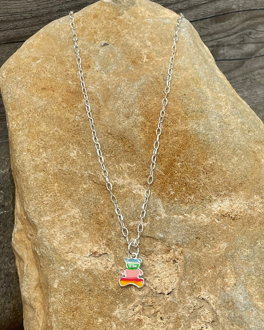 RAINBOW BEAR COLLIER ENFANT CHAÎNE MAILLE FORÇAT ET PENDENTIF OURSON ÉMAILLÉ ARC EN CIEL EN ARGENT 925