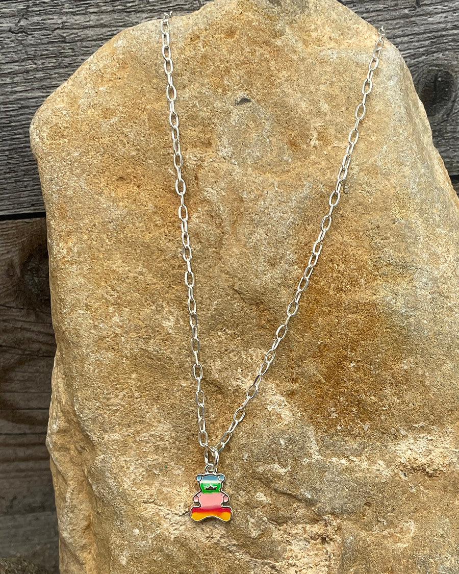 RAINBOW BEAR COLLIER ENFANT CHAÎNE MAILLE FORÇAT ET PENDENTIF OURSON ÉMAILLÉ ARC EN CIEL EN ARGENT 925