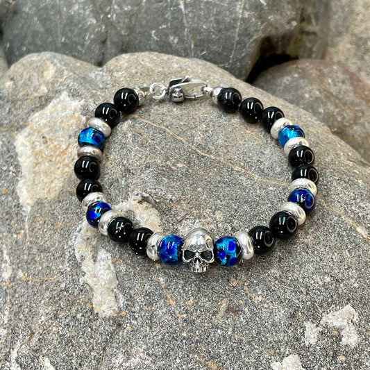 Bracelet homme STAY FROZEN, DUDE – perles d’onyx 8 mm, tête de mort centrale signature, fermoir skull et argent 925