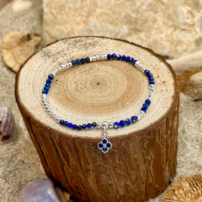 TRUE BRACELET EN PERLES DE LAPIS LAZULI AVEC PENDENTIF TRÈFLE PAVÉ DE ZIRCONS ET ARGENT 925