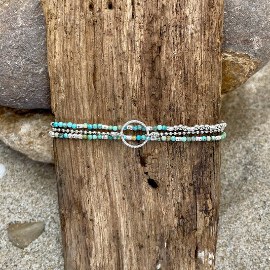 TUCSON BRACELET MULTI-RANGS EN PERLES DE TURQUOISES ET PENDENTIF SOLEIL EN ARGENT 925