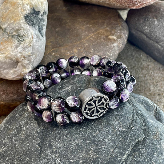 Bracelet homme double-rang PURPLE DOMINION – perles lumineuses pourpres 8 mm, palet signature croix occitane et argent 925