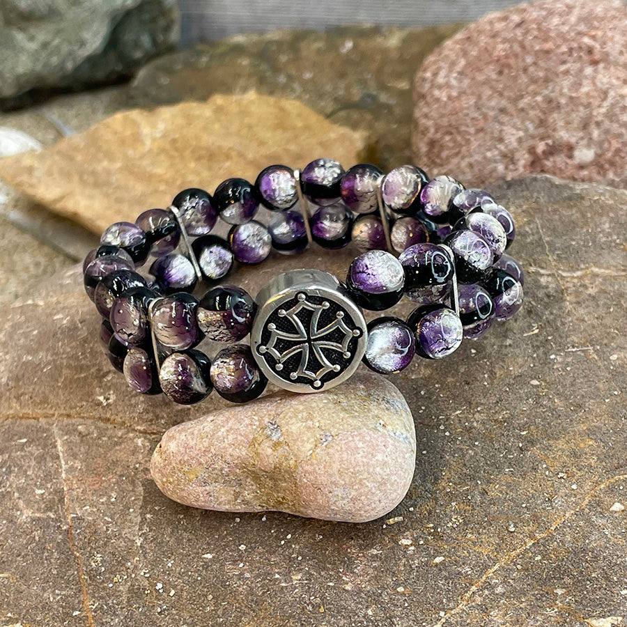 Bracelet homme double-rang PURPLE DOMINION – perles lumineuses pourpres 8 mm, palet signature croix occitane et argent 925