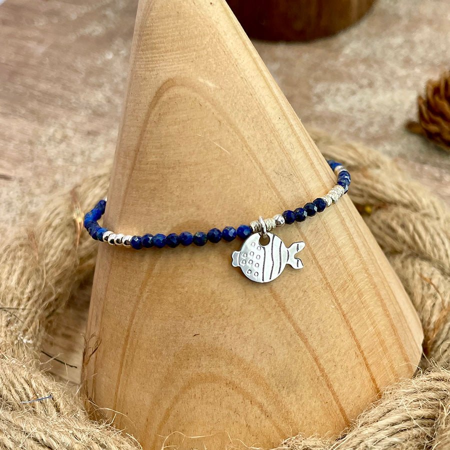 ABYSS BRACELET EN PERLES DE LAPIS - LAZULI AVEC PENDENTIF POISSON GLOBE ET FERMOIR EN ARGENT 925 – bijoux fait main en argent 925 | Pitch & Néo