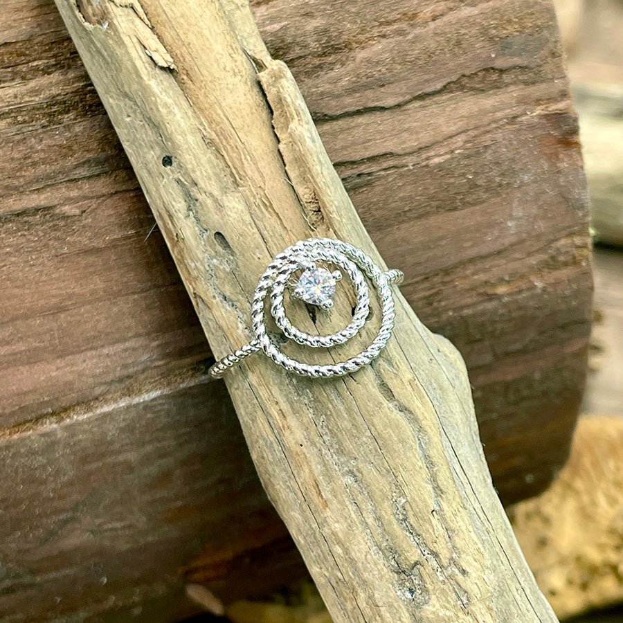 Bague femme en argent 925 – TWIST ME NOW, spirale torsadée & zircon central – bijoux fait main en argent 925 | Pitch & Néo