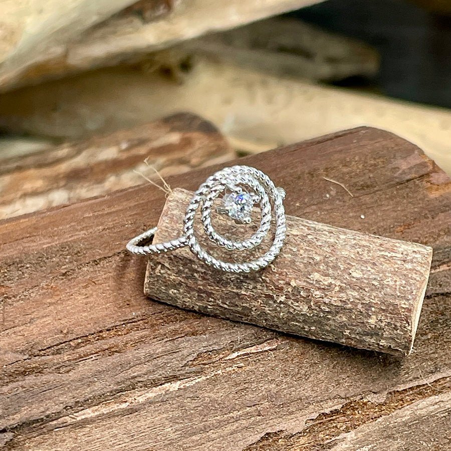 Bague femme en argent 925 – TWIST ME NOW, spirale torsadée & zircon central – bijoux fait main en argent 925 | Pitch & Néo