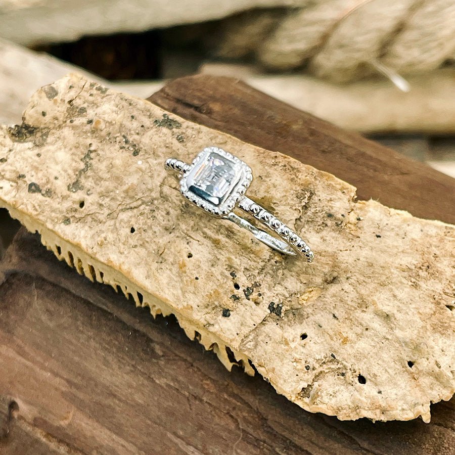 Bague femme GOOD GIRL, MAYBE… – bague en argent 925 avec zircon taille émeraude, serti clos et anneau perlé – bijoux fait main en argent 925 | Pitch & Néo