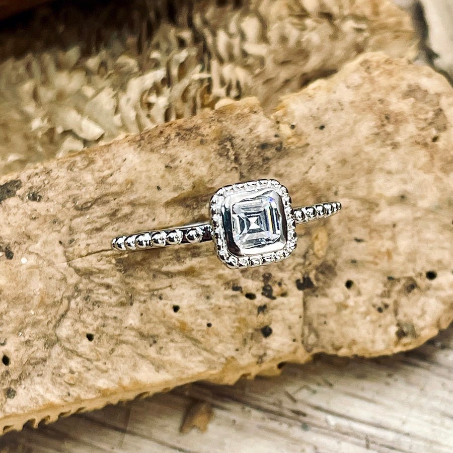 Bague femme GOOD GIRL, MAYBE… – bague en argent 925 avec zircon taille émeraude, serti clos et anneau perlé – bijoux fait main en argent 925 | Pitch & Néo