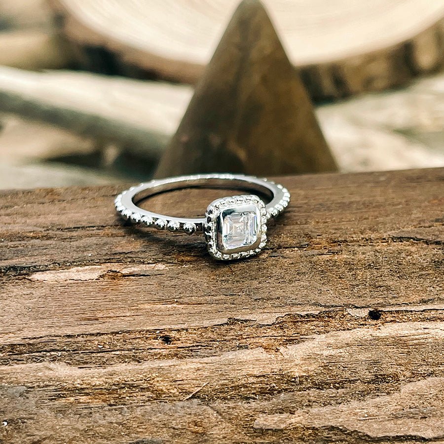 Bague femme GOOD GIRL, MAYBE… – bague en argent 925 avec zircon taille émeraude, serti clos et anneau perlé – bijoux fait main en argent 925 | Pitch & Néo