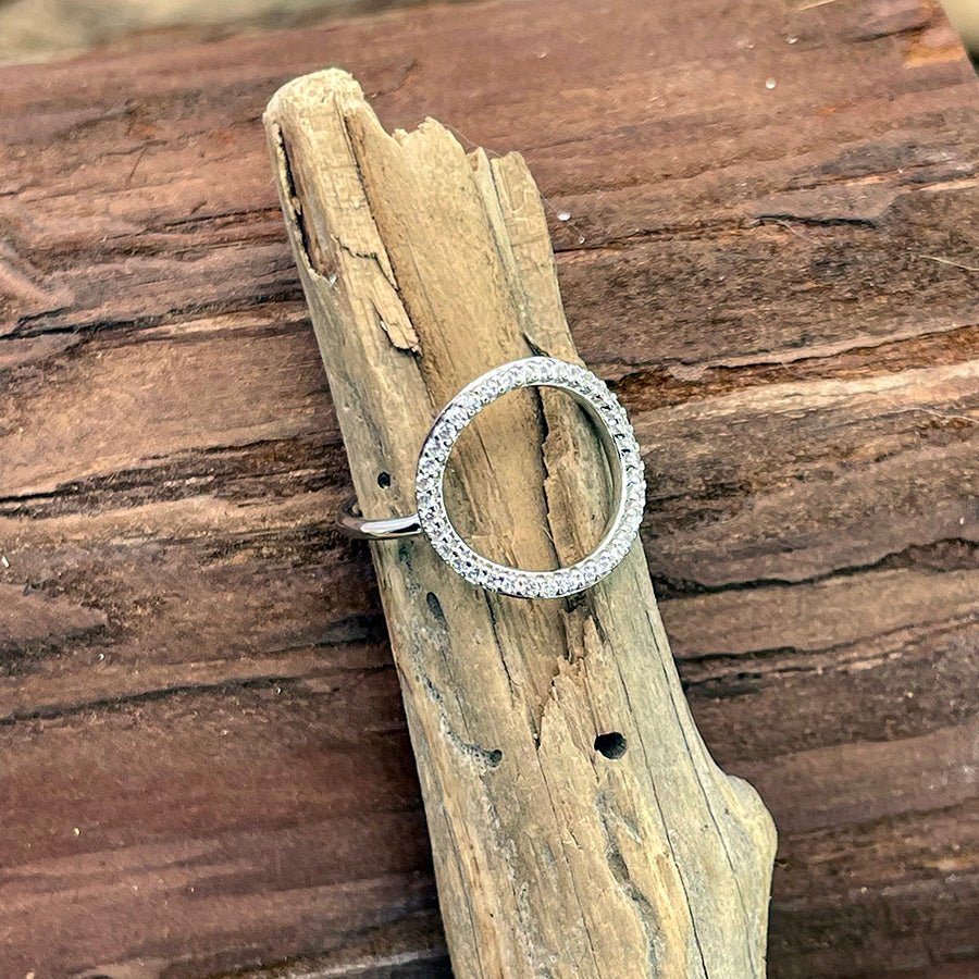 Bague femme KISS MY GLITTER – cercle ajouré pavé de zircons façon diamant en argent 925 – bijoux fait main en argent 925 | Pitch & Néo