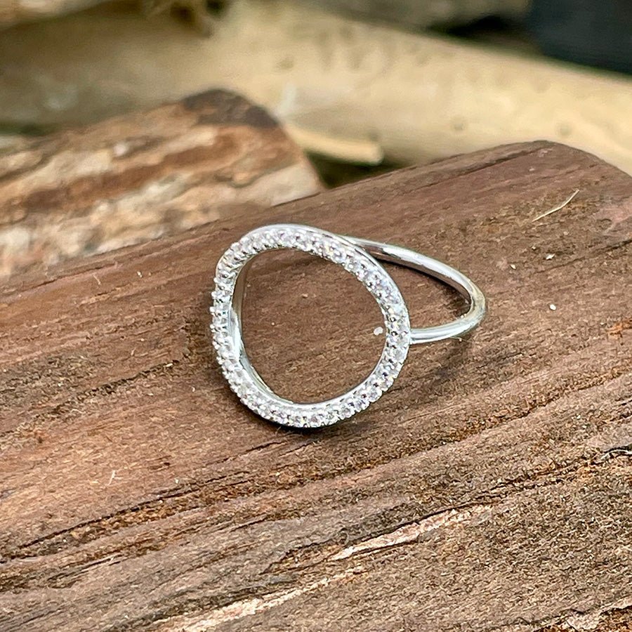 Bague femme KISS MY GLITTER – cercle ajouré pavé de zircons façon diamant en argent 925 – bijoux fait main en argent 925 | Pitch & Néo