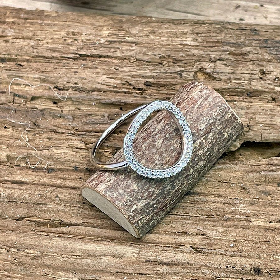 Bague femme KISS MY GLITTER – cercle ajouré pavé de zircons façon diamant en argent 925 – bijoux fait main en argent 925 | Pitch & Néo