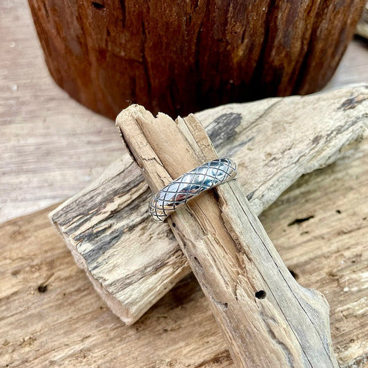 Bague femme LICK MY SIN – anneau bombé en argent 925 motif peau de serpent – bijoux fait main en argent 925 | Pitch & Néo