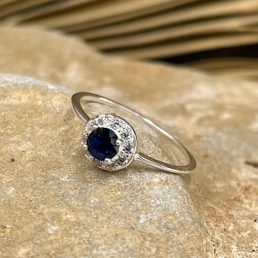 Bague femme MIDNIGHT IS MINE – argent 925, cabochon façon saphir et zircons façon diamant en halo – bijoux fait main en argent 925 | Pitch & Néo