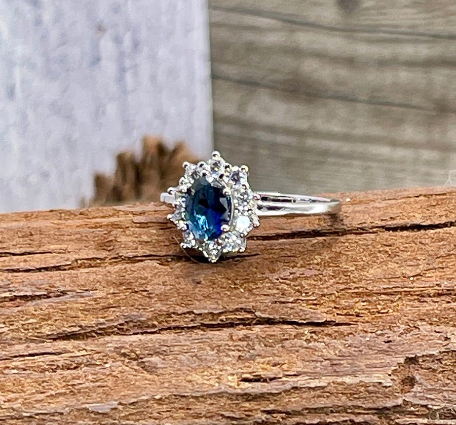 Bague femme QUEEN OF TOO MUCH – zircon bleu façon saphir et halo de zircons façon diamant sur argent 925 – bijoux fait main en argent 925 | Pitch & Néo