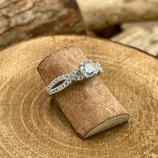 Bague femme RUNAWAY BRIDE – solitaire zircon façon diamant et pavage croisé en argent 925 – bijoux fait main en argent 925 | Pitch & Néo