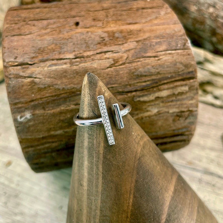 Bague femme TALK LESS, SHINE MORE – anneau ouvert argent 925 barres parallèles dont une pavée de zircons – bijoux fait main en argent 925 | Pitch & Néo