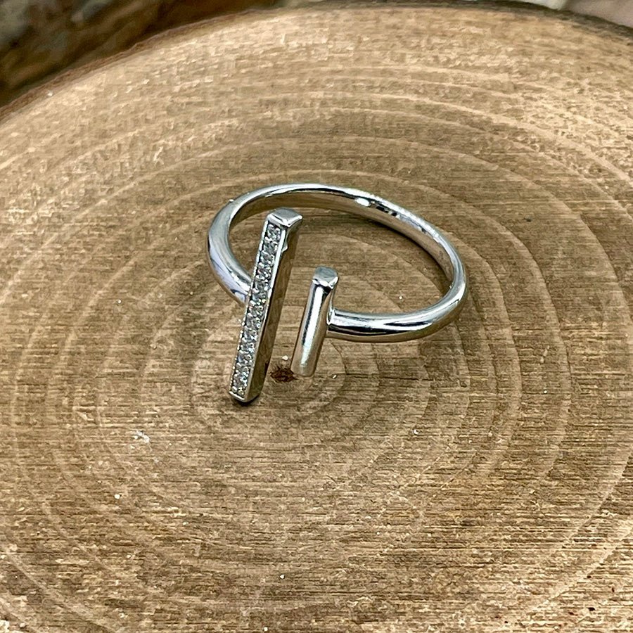Bague femme TALK LESS, SHINE MORE – anneau ouvert argent 925 barres parallèles dont une pavée de zircons – bijoux fait main en argent 925 | Pitch & Néo