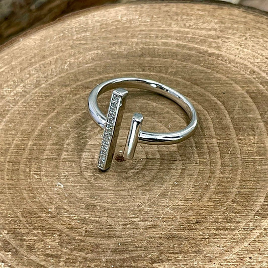 Bague femme TALK LESS, SHINE MORE – anneau ouvert argent 925 barres parallèles dont une pavée de zircons – bijoux fait main en argent 925 | Pitch & Néo