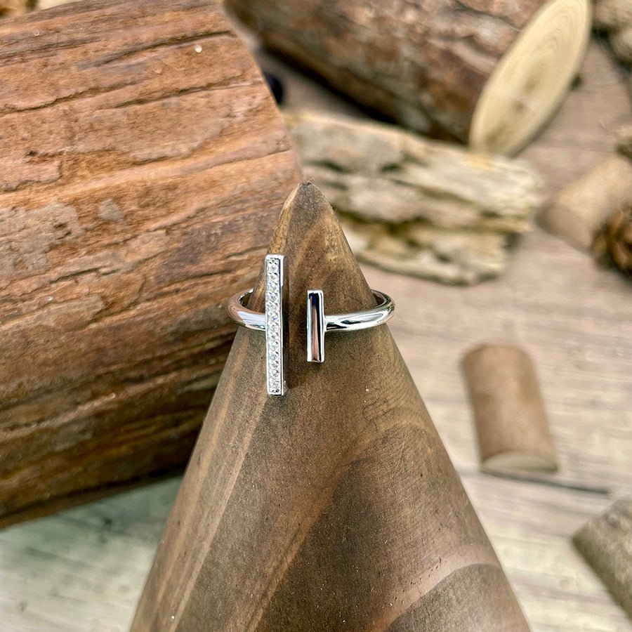 Bague femme TALK LESS, SHINE MORE – anneau ouvert argent 925 barres parallèles dont une pavée de zircons – bijoux fait main en argent 925 | Pitch & Néo
