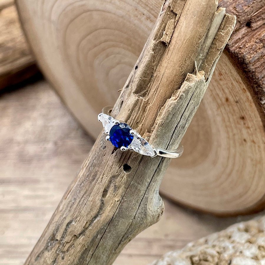 Bague trilogie zircon bleu rond et zircons latéraux femme argent 925 BLUE IS A POWER MOVE – bijoux fait main en argent 925 | Pitch & Néo