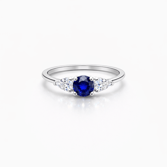Bague trilogie zircon bleu rond et zircons latéraux femme argent 925 BLUE IS A POWER MOVE – bijoux fait main en argent 925 | Pitch & Néo