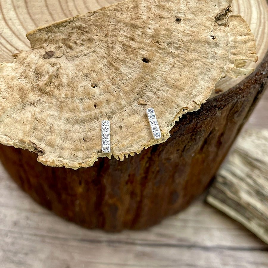 Boucles d’oreilles femme BITCH STAY STRAIGHT – clous barrettes pavées zircons façon diamant et argent 925 – bijoux fait main en argent 925 | Pitch & Néo