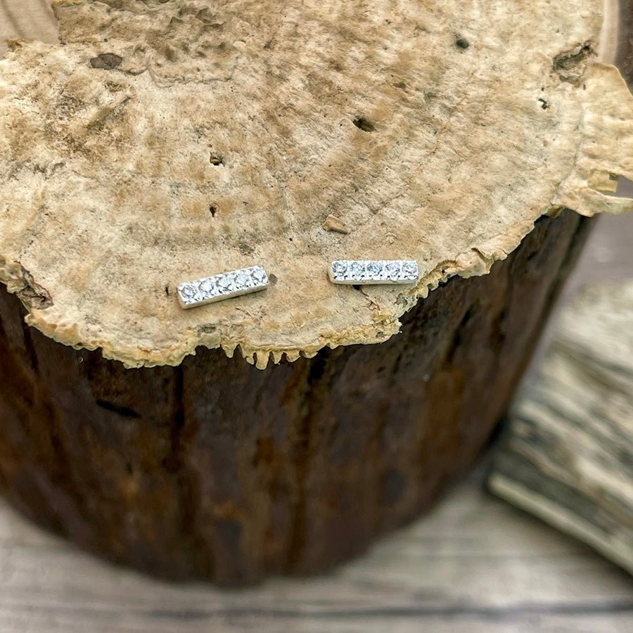 Boucles d’oreilles femme BITCH STAY STRAIGHT – clous barrettes pavées zircons façon diamant et argent 925 – bijoux fait main en argent 925 | Pitch & Néo