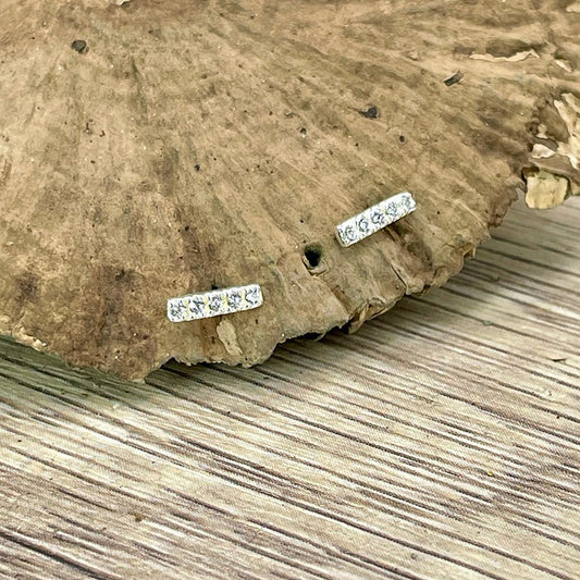 Boucles d’oreilles femme BITCH STAY STRAIGHT – clous barrettes pavées zircons façon diamant et argent 925 – bijoux fait main en argent 925 | Pitch & Néo