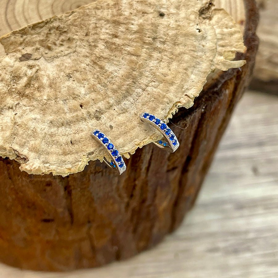 Boucles d’oreilles femme BLUE GOSSIP – créoles rondes 11 mm, zircons bleus façon saphir et argent 925 – bijoux fait main en argent 925 | Pitch & Néo