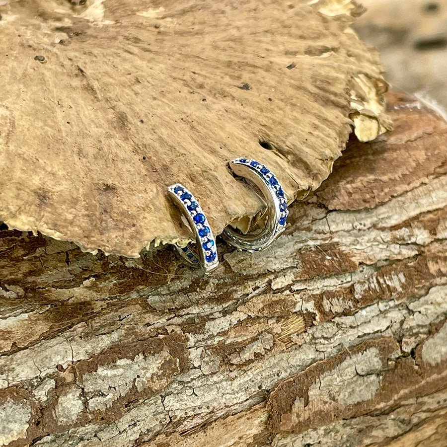 Boucles d’oreilles femme BLUE GOSSIP – créoles rondes 11 mm, zircons bleus façon saphir et argent 925 – bijoux fait main en argent 925 | Pitch & Néo