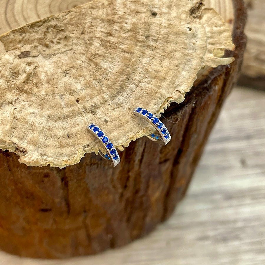 Boucles d’oreilles femme BLUE GOSSIP – créoles rondes 11 mm, zircons bleus façon saphir et argent 925 – bijoux fait main en argent 925 | Pitch & Néo
