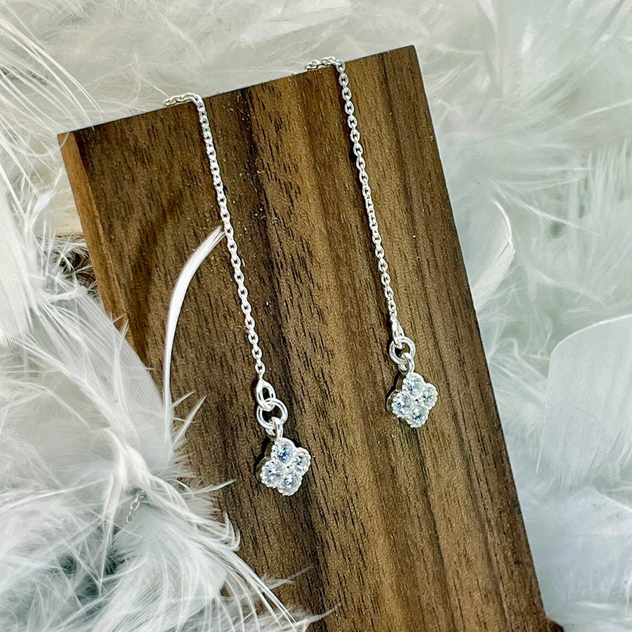 Boucles d’oreilles femme CAVIAR & CLOVERS pendantes longues sur chaînes maille forçat – pendentifs trèfles sertis de zircons et argent 925 – bijoux fait main en argent 925 | Pitch & Néo