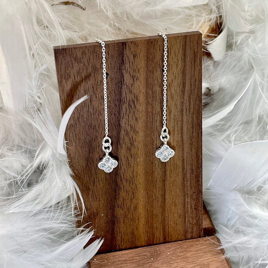 Boucles d’oreilles femme CAVIAR & CLOVERS pendantes longues sur chaînes maille forçat – pendentifs trèfles sertis de zircons et argent 925 – bijoux fait main en argent 925 | Pitch & Néo