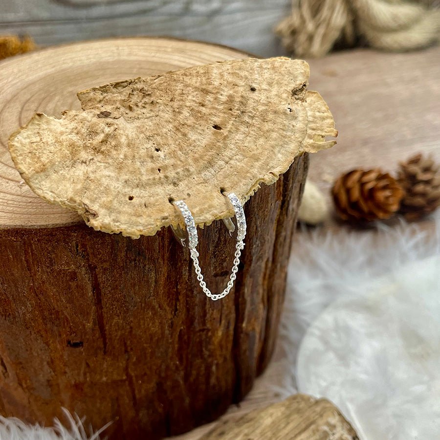 Boucles d’oreilles femme CHAIN REACTION – créoles doubles 14 mm reliées par chaîne, zircons façon diamant et argent 925 – bijoux fait main en argent 925 | Pitch & Néo