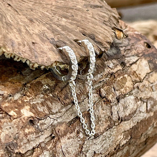 Boucles d’oreilles femme CHAIN REACTION – créoles doubles 14 mm reliées par chaîne, zircons façon diamant et argent 925 – bijoux fait main en argent 925 | Pitch & Néo