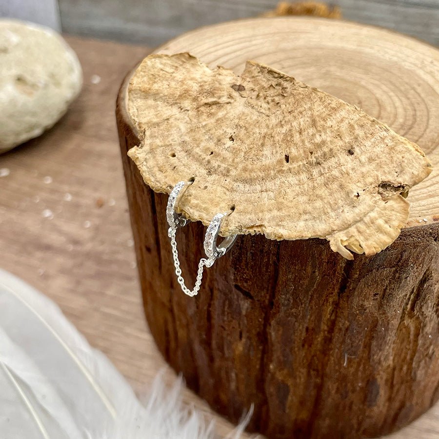 Boucles d’oreilles femme CHAIN REACTION – créoles doubles 14 mm reliées par chaîne, zircons façon diamant et argent 925 – bijoux fait main en argent 925 | Pitch & Néo