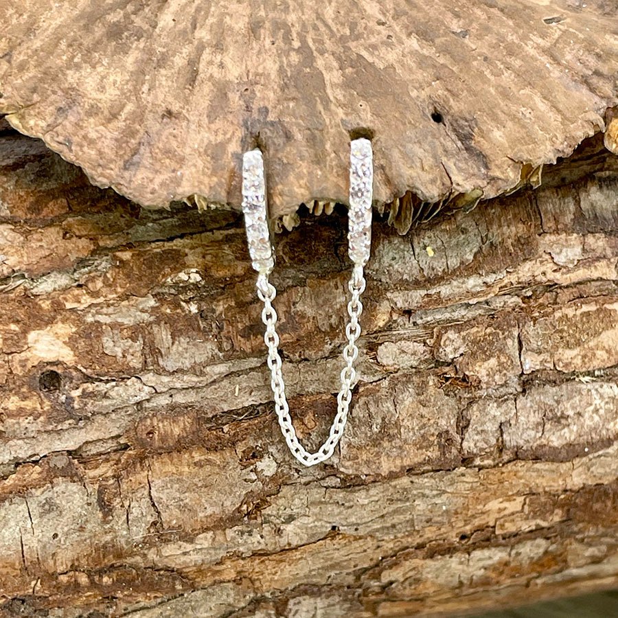 Boucles d’oreilles femme CHAIN REACTION – créoles doubles 14 mm reliées par chaîne, zircons façon diamant et argent 925 – bijoux fait main en argent 925 | Pitch & Néo