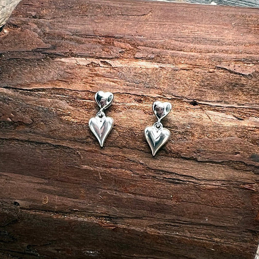 Boucles d’oreilles femme CRAZY IN TOON – clous pendants cœurs cartoon et argent 925 – bijoux fait main en argent 925 | Pitch & Néo