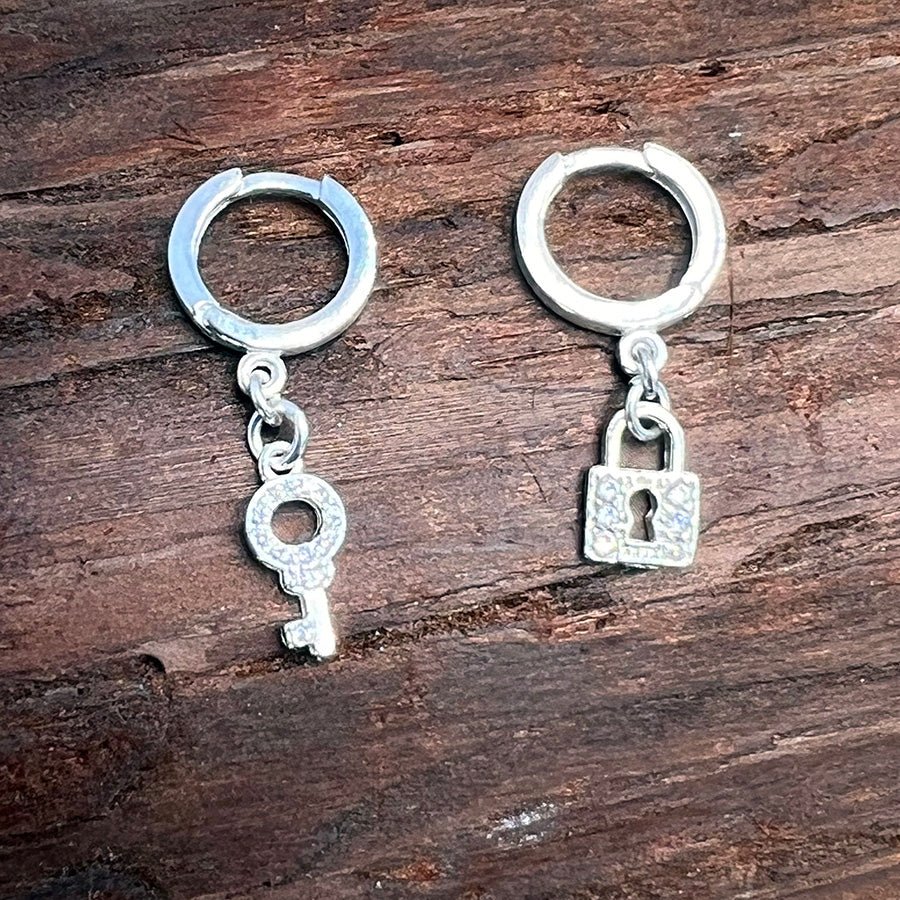 Boucles d’oreilles femme créoles UNLOCK ME BABY – pendentifs clé et cadenas zircons et argent 925 – bijoux fait main en argent 925 | Pitch & Néo