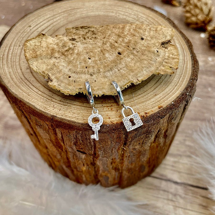 Boucles d’oreilles femme créoles UNLOCK ME BABY – pendentifs clé et cadenas zircons et argent 925 – bijoux fait main en argent 925 | Pitch & Néo