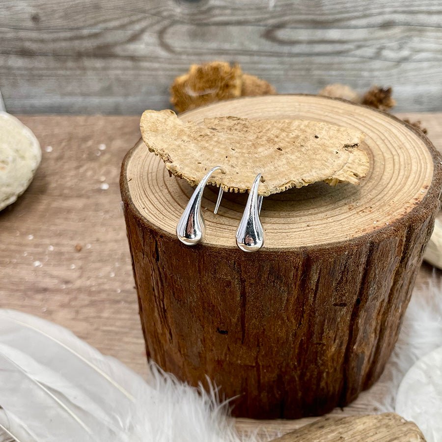 Boucles d’oreilles femme CRYBABY, BUT ICY – gouttes sculptées en argent 925 sur crochet – bijoux fait main en argent 925 | Pitch & Néo